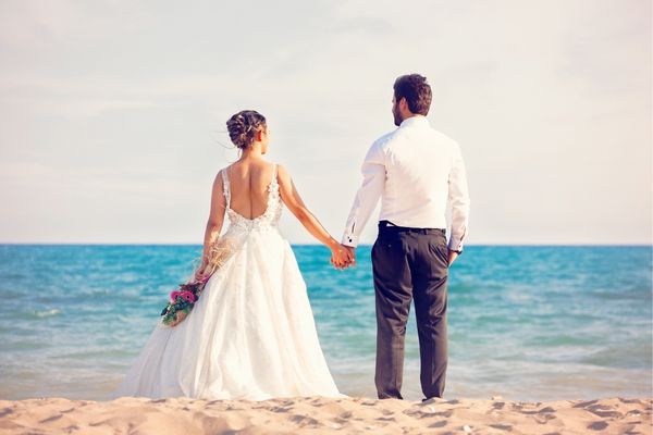 How to Dress for a Beach Wedding