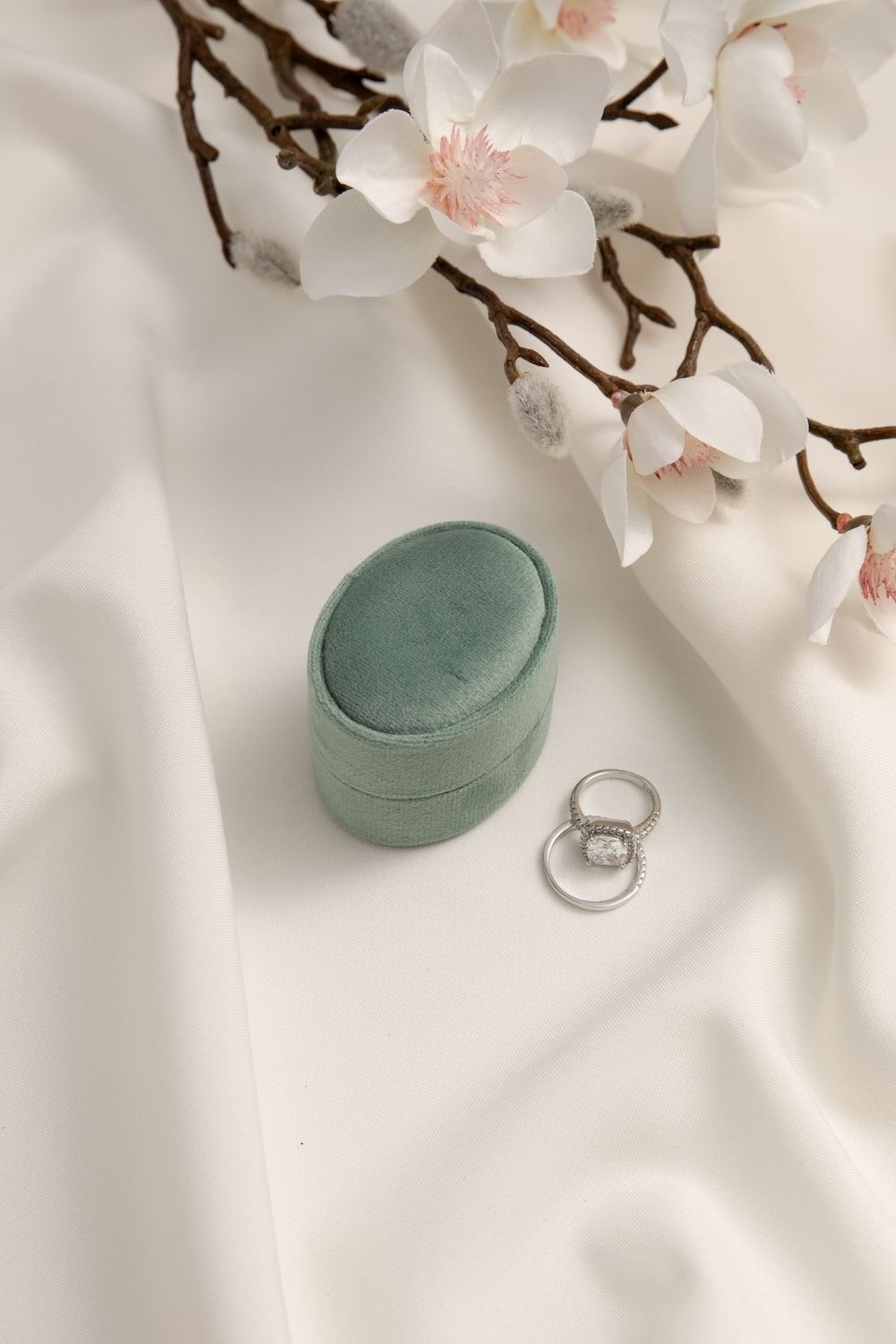 Oval Velvet Ring Box